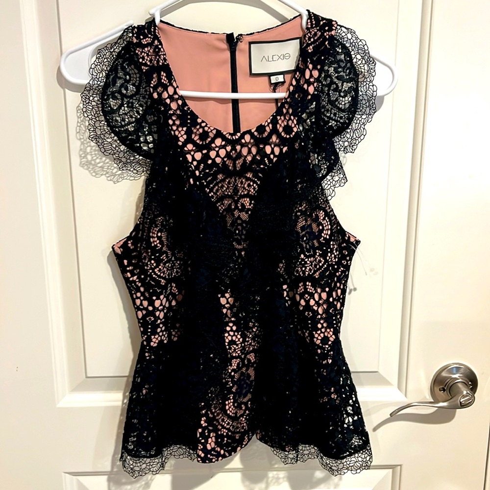 Alexis Intermix  lace top NWT small lace and lined very classy